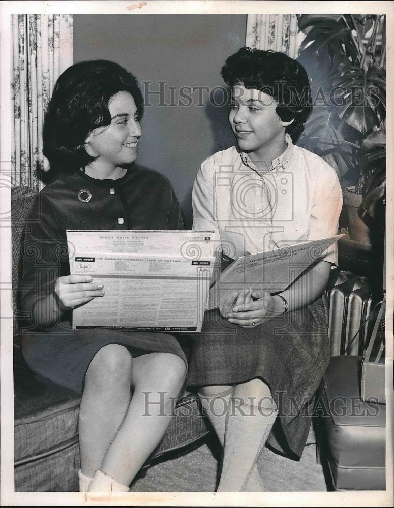1962 Press Photo Marguerite Sutter&amp; donna Goodman of Roosevelt Jr HS - Historic Images