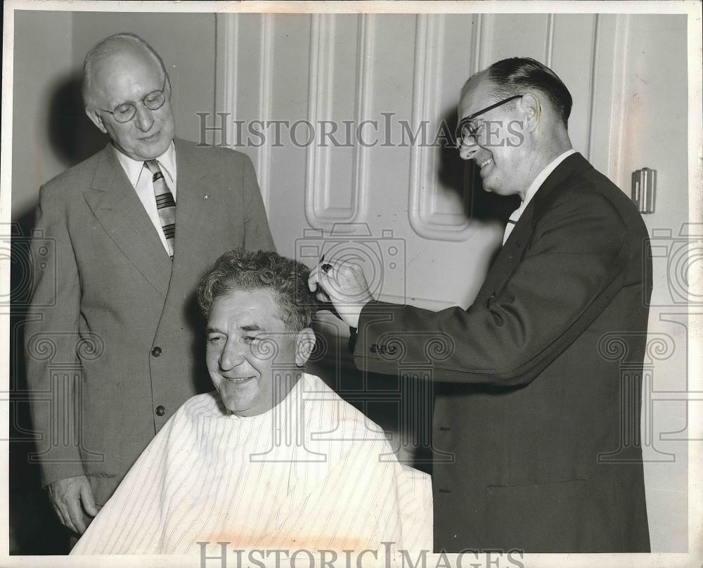 1955 Press Photo Clarence Wright President Ohio State Assn Journeymen Barbers - Historic Images