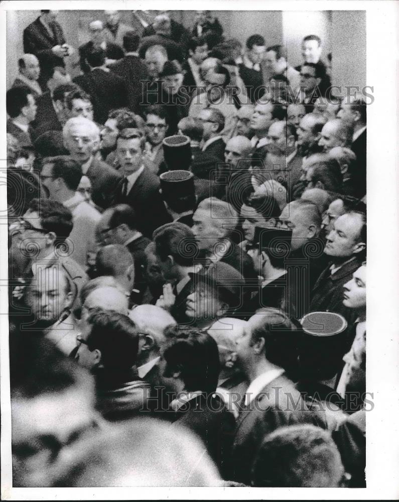 1968 Press Photo Paris Gold Market Citizens Rushing To Purchase Brokers - Historic Images