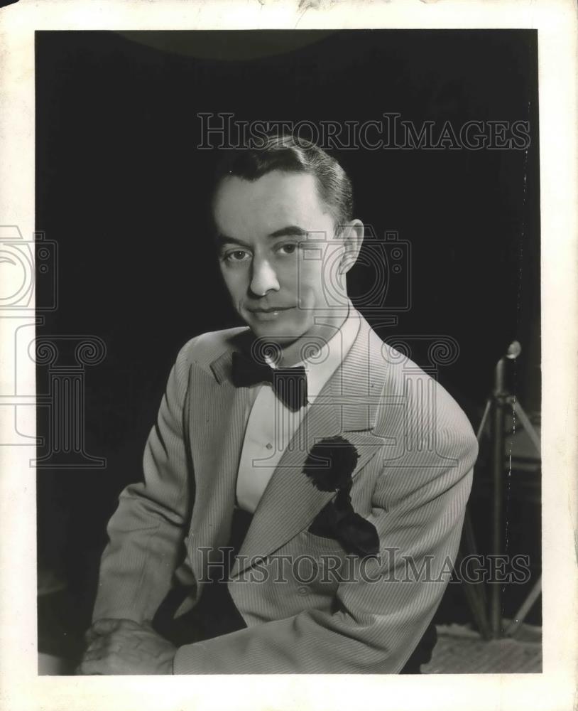 Press Photo Man in a suit - nea93130 - Historic Images