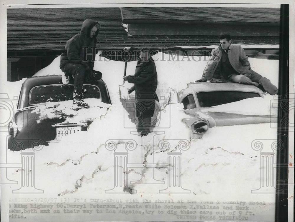 1957 Press Photo D Peterson &amp; S Wallace shovel snow off their buried cars - Historic Images