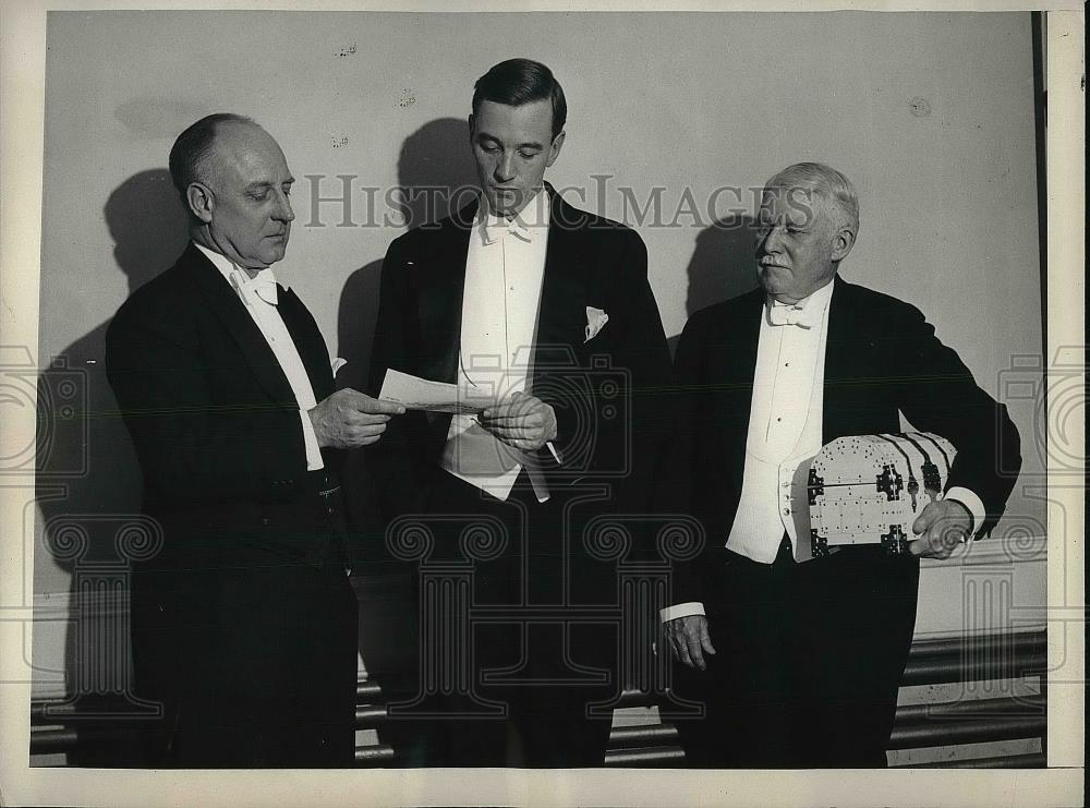 1932 Press Photo William Curtis Bok Presenting Donor Check to Philadelphia Group - Historic Images