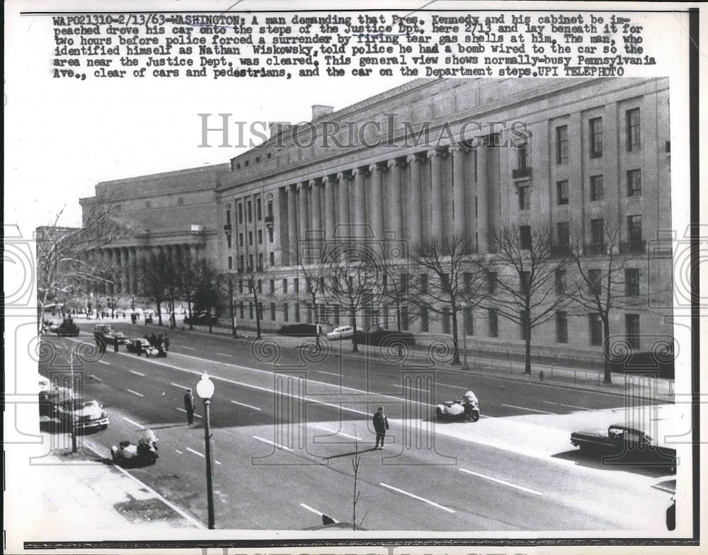 1963 Press Photo Car Driven into Justice Department Steps by Nathan Wiskowsky - Historic Images