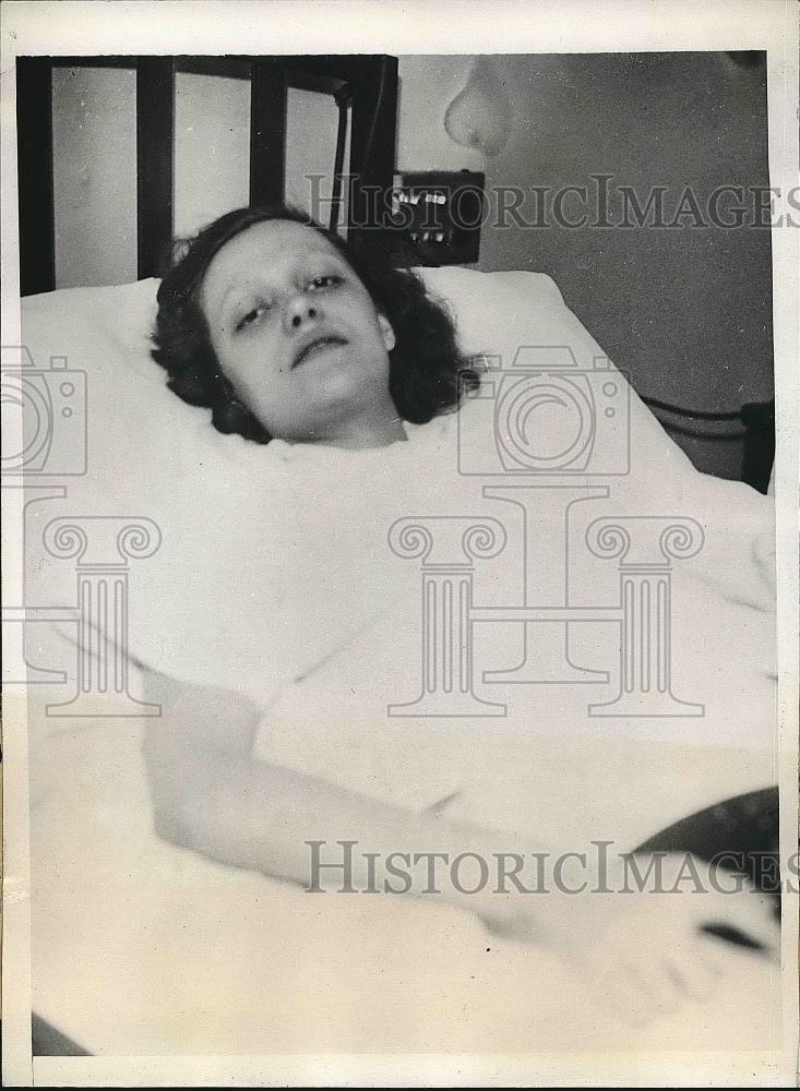 1933 Press Photo Sally Quentin in Hahnemann Hosp. after op to remove safety pin - Historic Images