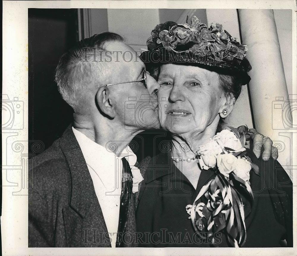 1952 Press Photo David and Catherine Schneider, met and married on same day - Historic Images