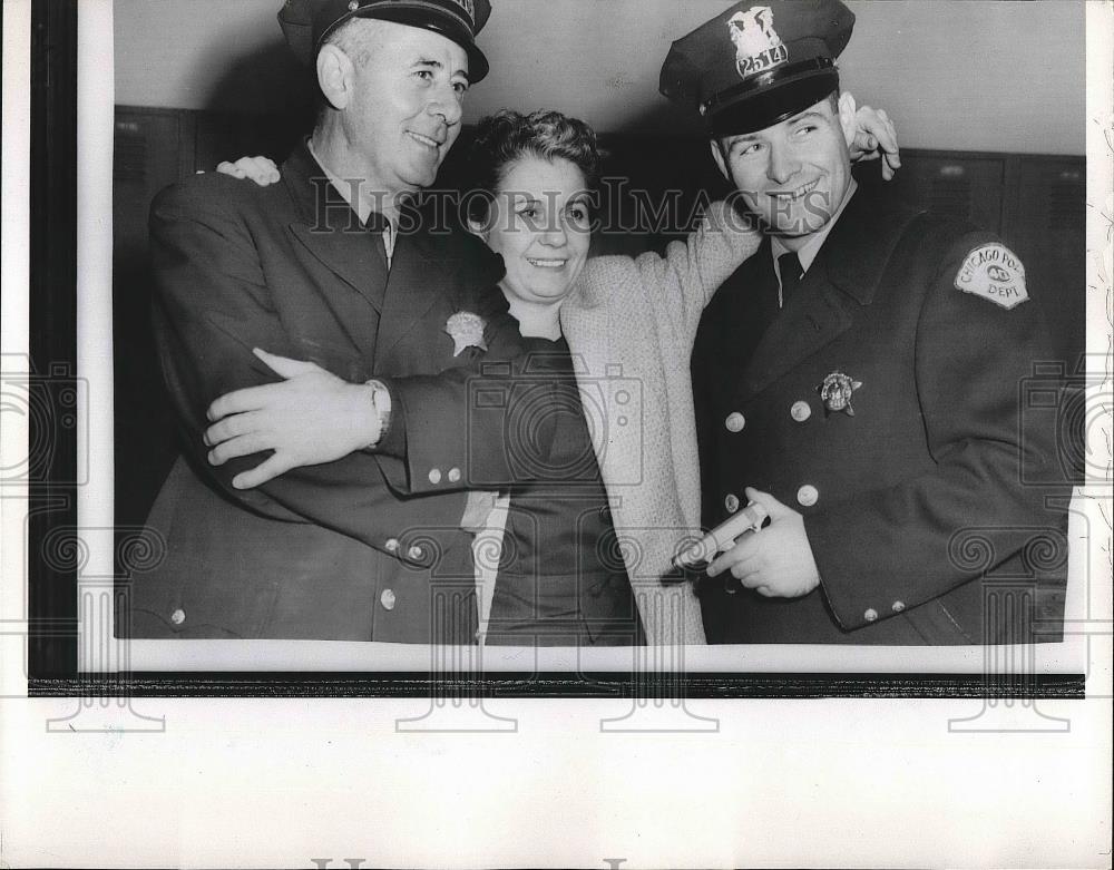 1958 Press Photo A woman and two happy police officers - Historic Images