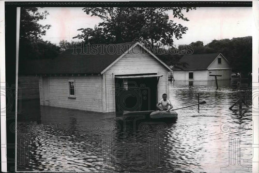1954 Press Photo Mike O'Connor paddes out of Garage Fort Dodge IA Evacuated - Historic Images