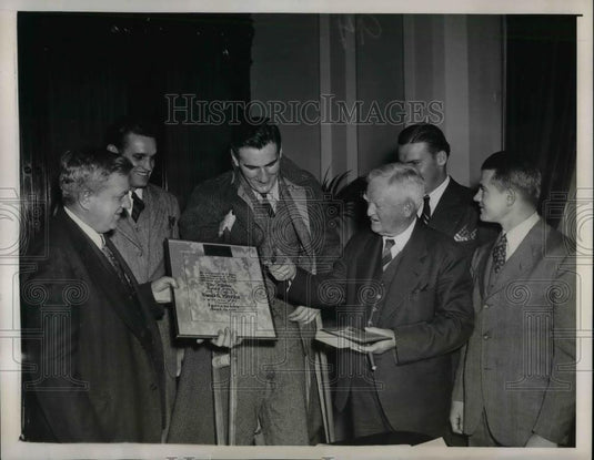 1940 Press Photo Don Herring Jr Princeton football star presented with watch - Historic Images