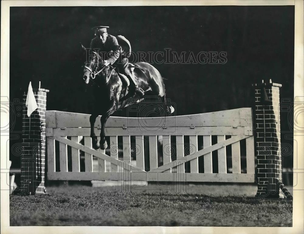 1939 Press Photo Capt. Amaury Quiroz of Mexican horse team at show - Historic Images