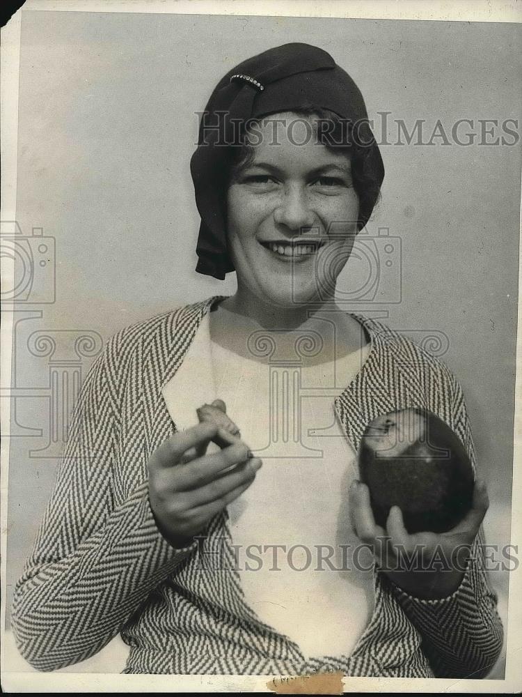 1931 Press Photo Ms. Mary Cochran holding an alligator pear - Historic Images