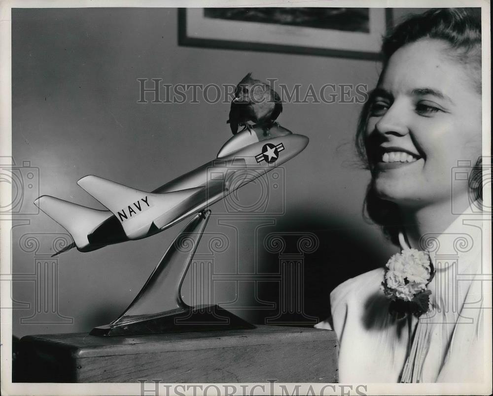 1954 Press Photo A full grown titmouse posed with Virginia Young, Secretary at - Historic Images