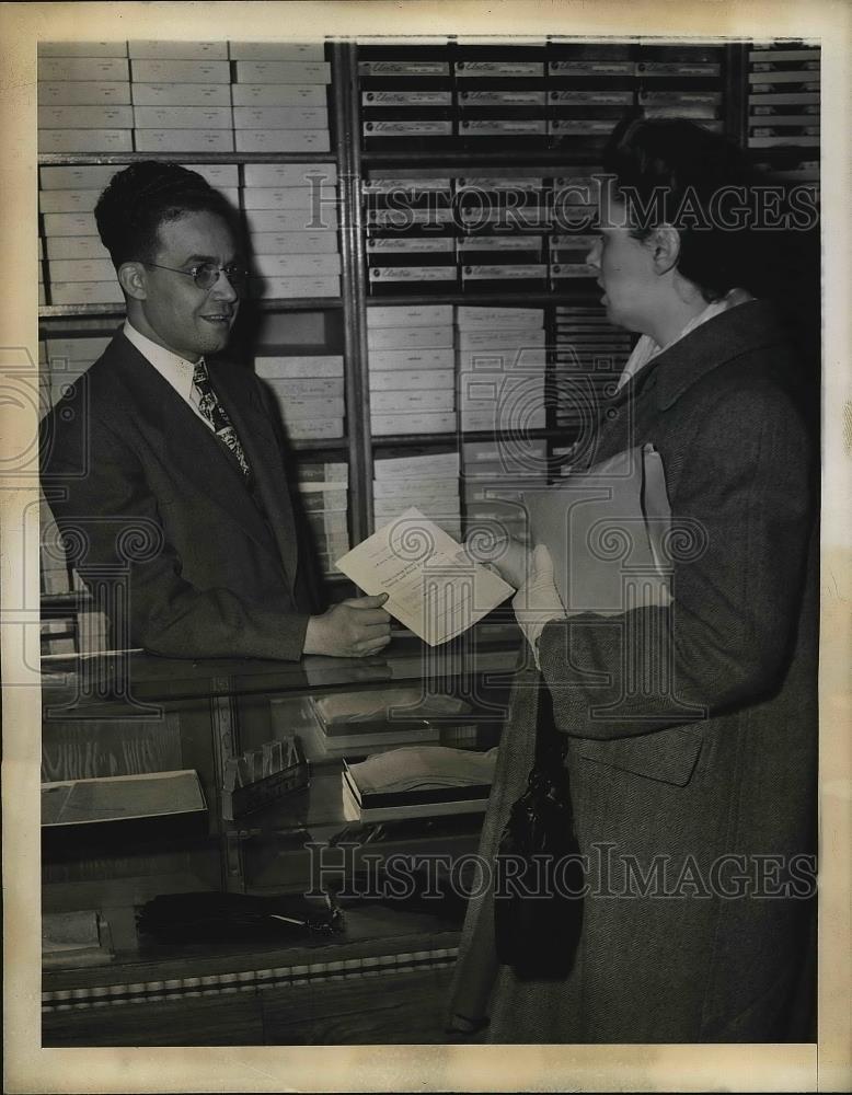 1945 Press Photo Propiertor Morris Abdulla received clothing price freeze rules. - Historic Images