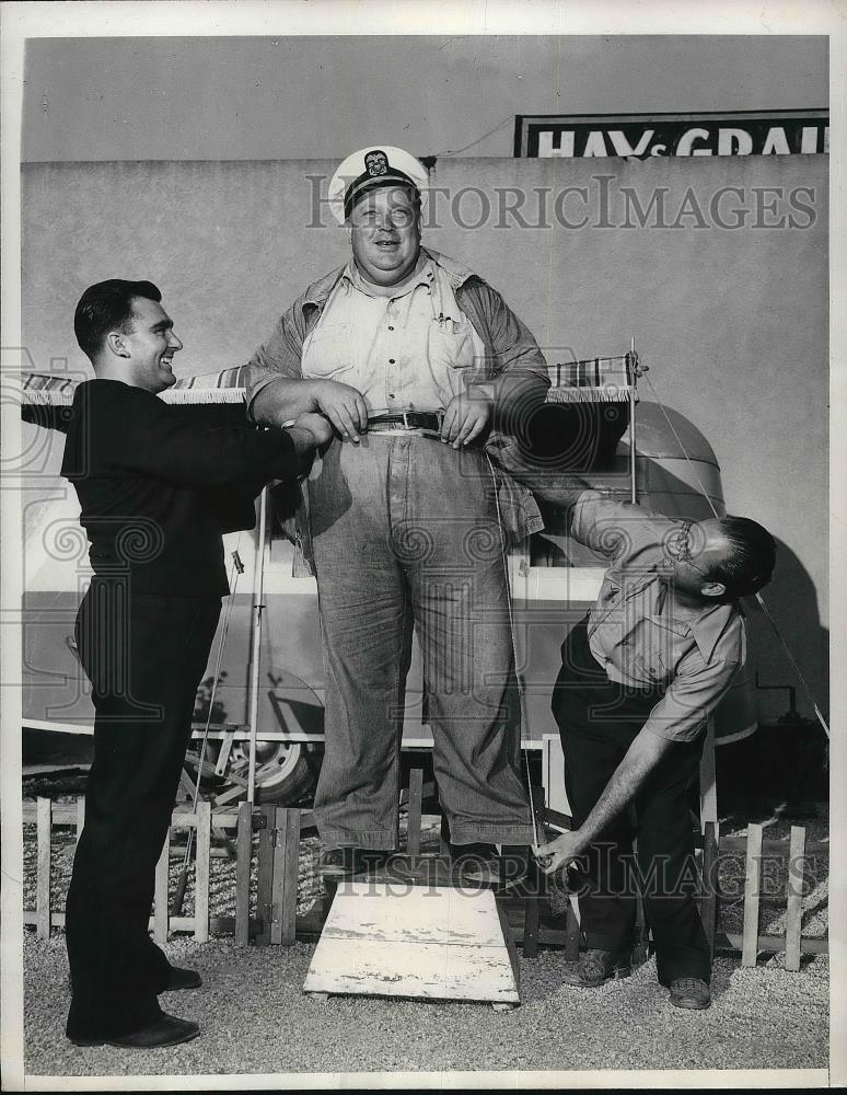 1942 Press Photo MR Wolfkeil 386 Pound Shipyard Worker - Historic Images