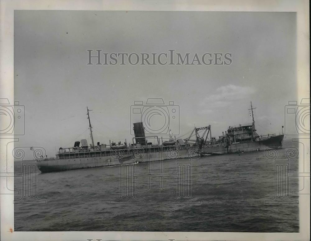 1945 Press Photo In New York Harbor, the largest seagoing hopper dredge Goethals - Historic Images