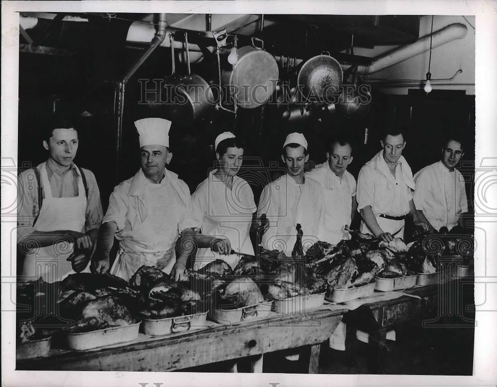 1943 Press Photo Chefs &amp; Members Of The Cooks &amp; Pastry Cooks Union Prepare Food - Historic Images