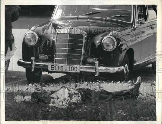 1959 Press Photo Newsman at the Palais Des Nations in Geneva has stretched out - Historic Images