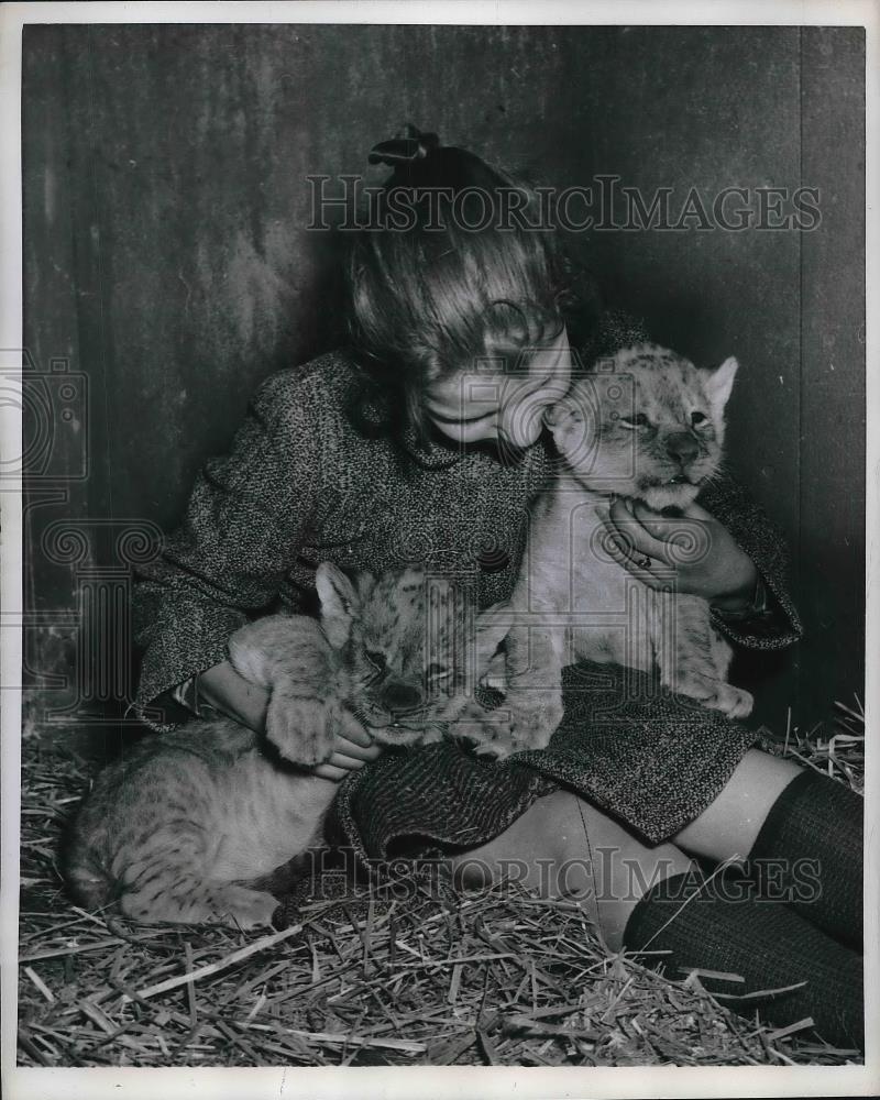 1955 Press Photo Annelie holding lion cubs at Berlin Zoo - Historic Images