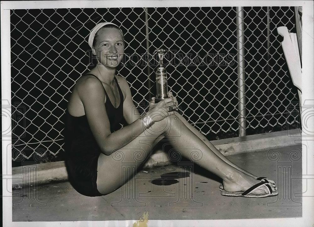 1937 Press Photo Toni Redfern, with the trophy she won for her victory in the 30 - Historic Images