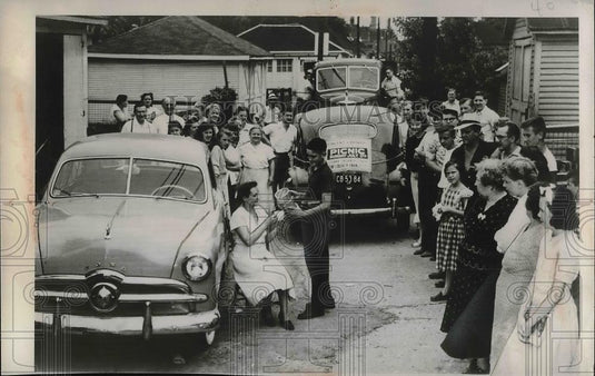 1949 Press Photo Antoinette Stanis with neighbors giving her moral support - Historic Images