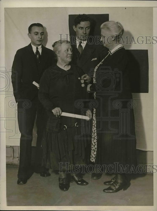 1930 Press Photo Catherine Leverich Of Red Cross Awards Medal - Historic Images