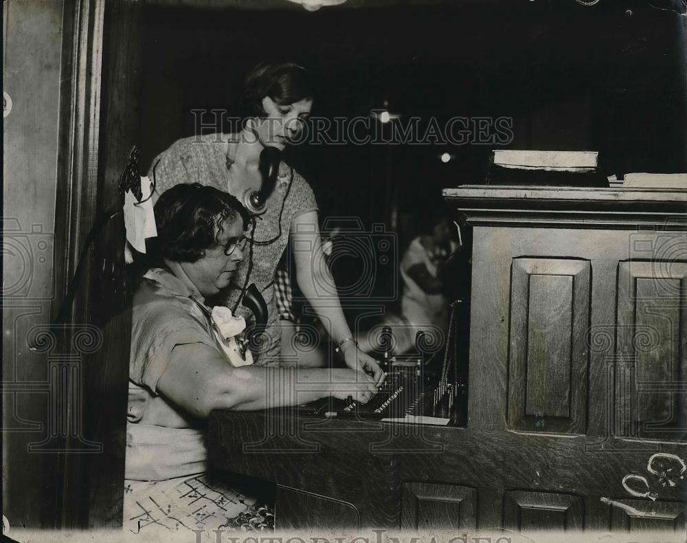 1926 Press Photo Mrs. Junie Chubb, heroine of two floods, with Miss Lois Reed - Historic Images