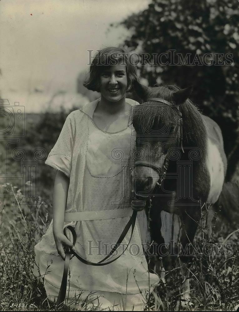 1925 Press Photo Peggy Keith And Her Favorite Pony Corina - Historic Images