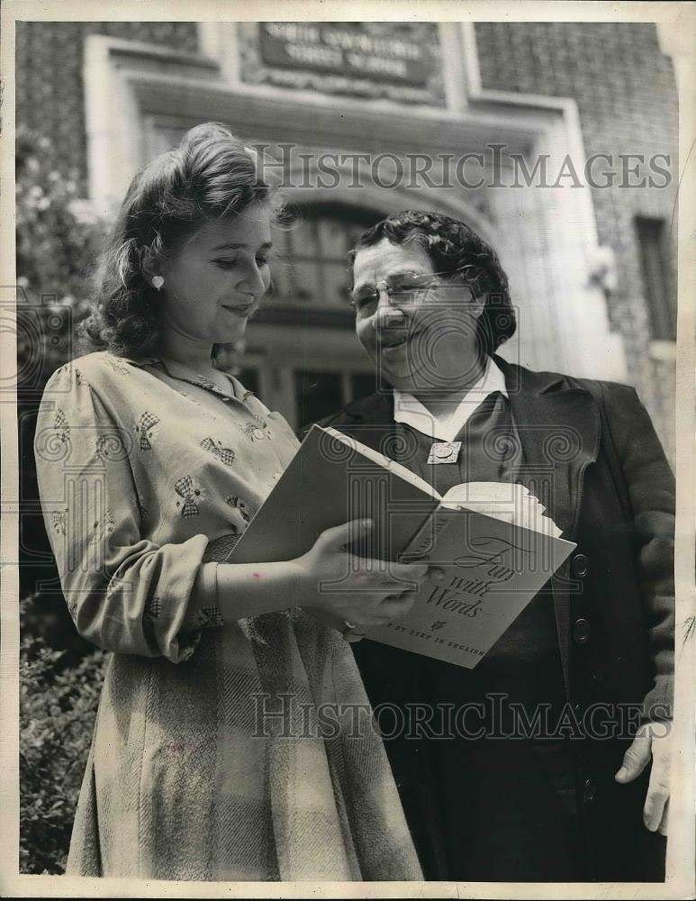 1944 Press Photo 69 yr old Mrs. Joseph Montone receives grammar school diploma - Historic Images