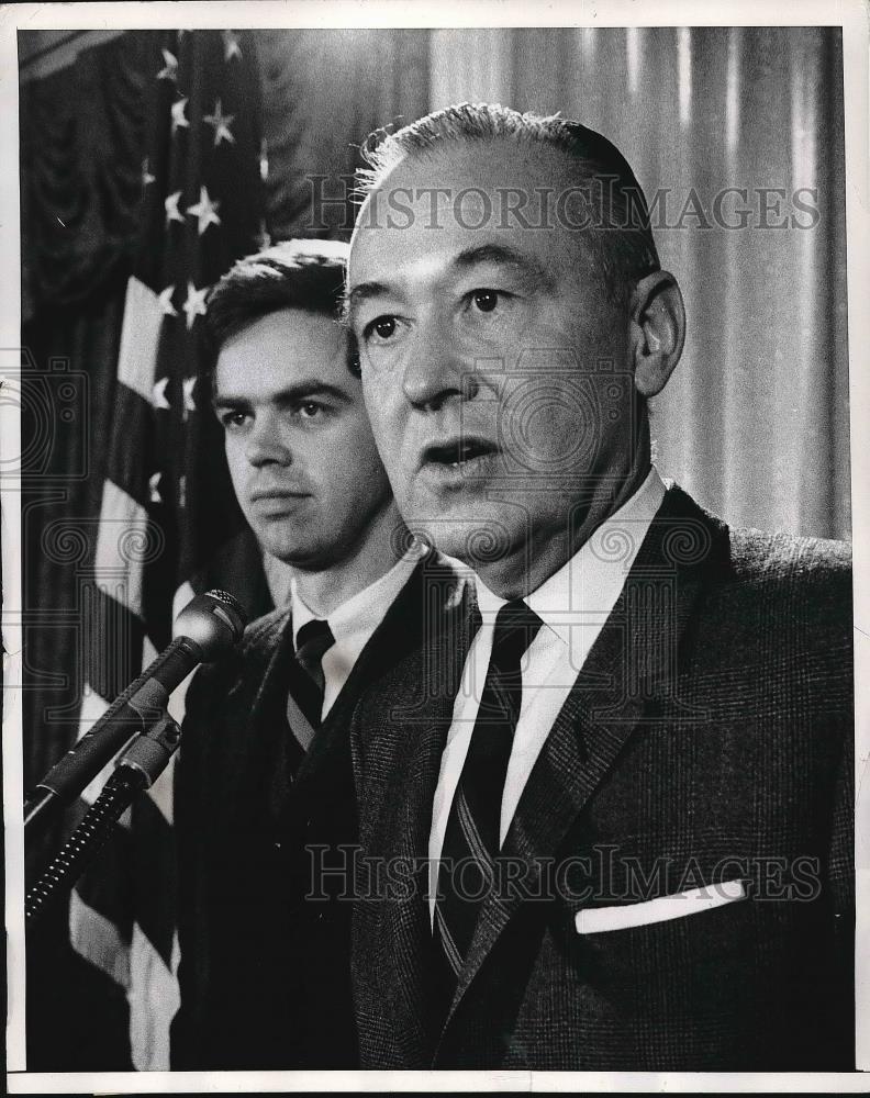 1969 Press Photo Dr. Martin Anderson and James Keogh at press conference - Historic Images