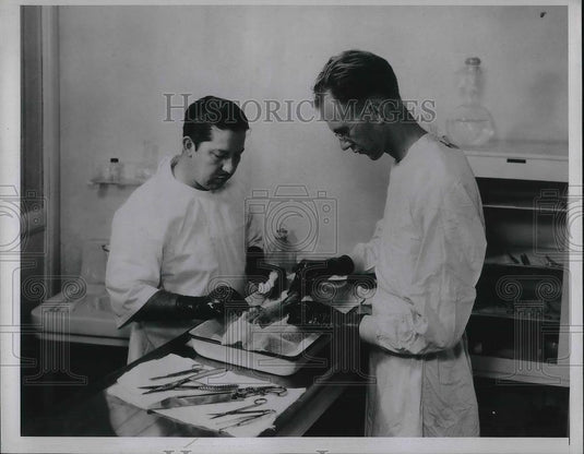1935 Press Photo Dr. Gerwe & his assistant F. Nielson dissect the spinal cord - Historic Images