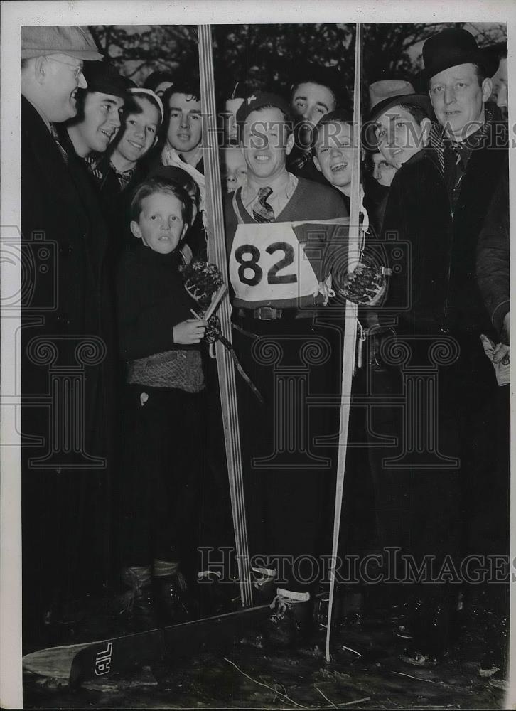1938 Press Photo Birger Ruud of Norway, World Champion Ski Jumper surrounded - Historic Images