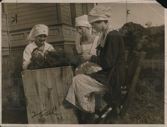 1923 Press Photo Girls Of Junior Red Cross Of Alameda Making Absorbent Pads - Historic Images