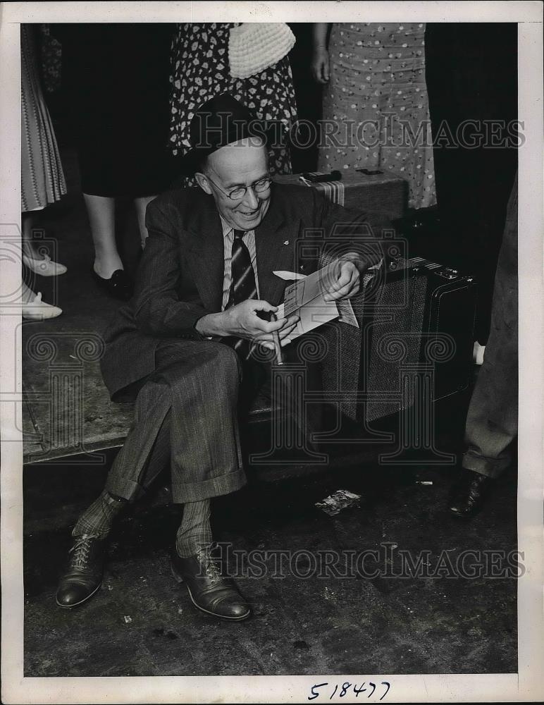 1939 Press Photo John Magnus of Detroit Mich After Cruise is Cancelled - Historic Images