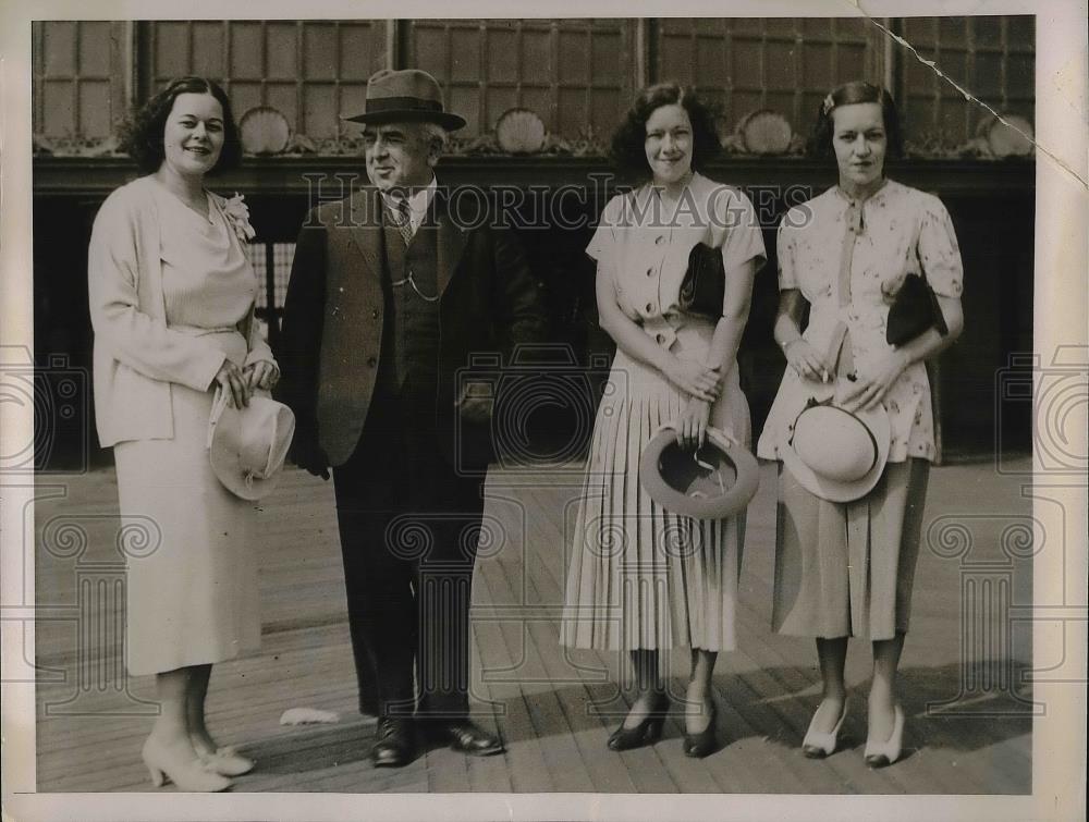 1946 Press Photo Archibald Gilorist, Radio Controller in Australia w/ Constance - Historic Images