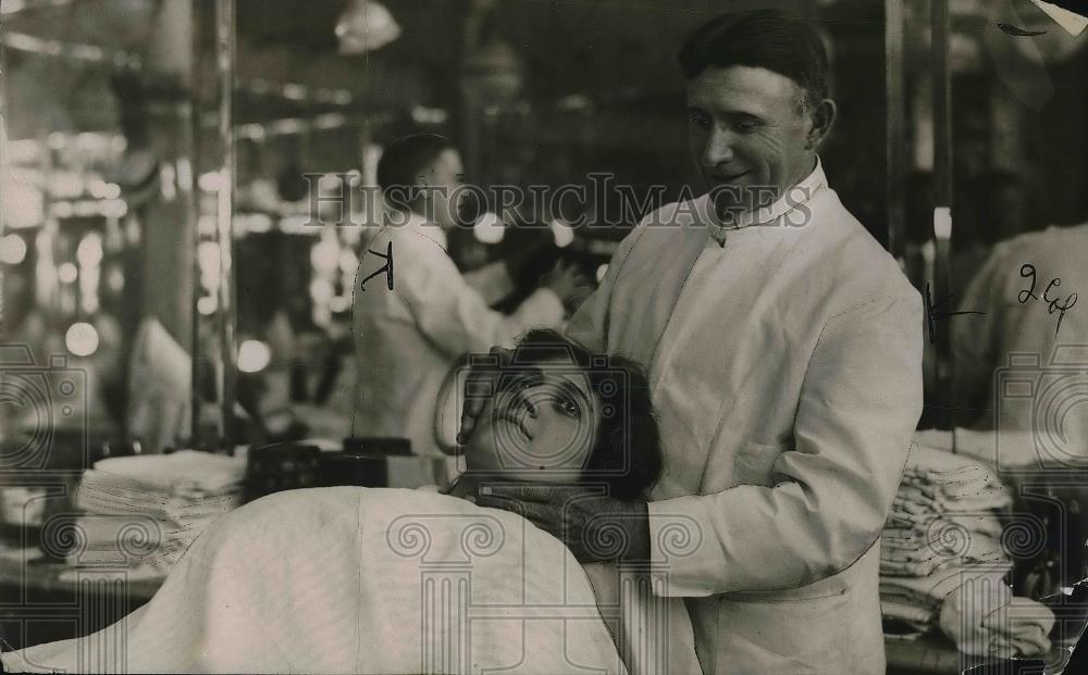 1923 Press Photo A barber cutting a customer&#39;s hair - Historic Images