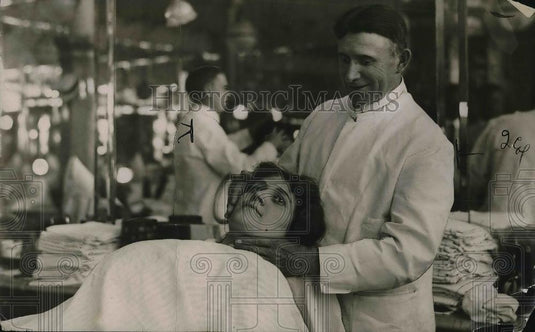 1923 Press Photo A barber cutting a customer's hair - Historic Images