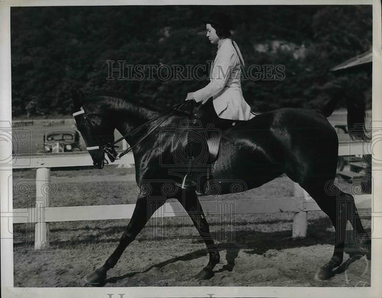1937 Press Photo Miss Eleanor Marle Wynne at the Tuxedo Horse Show, New York - Historic Images