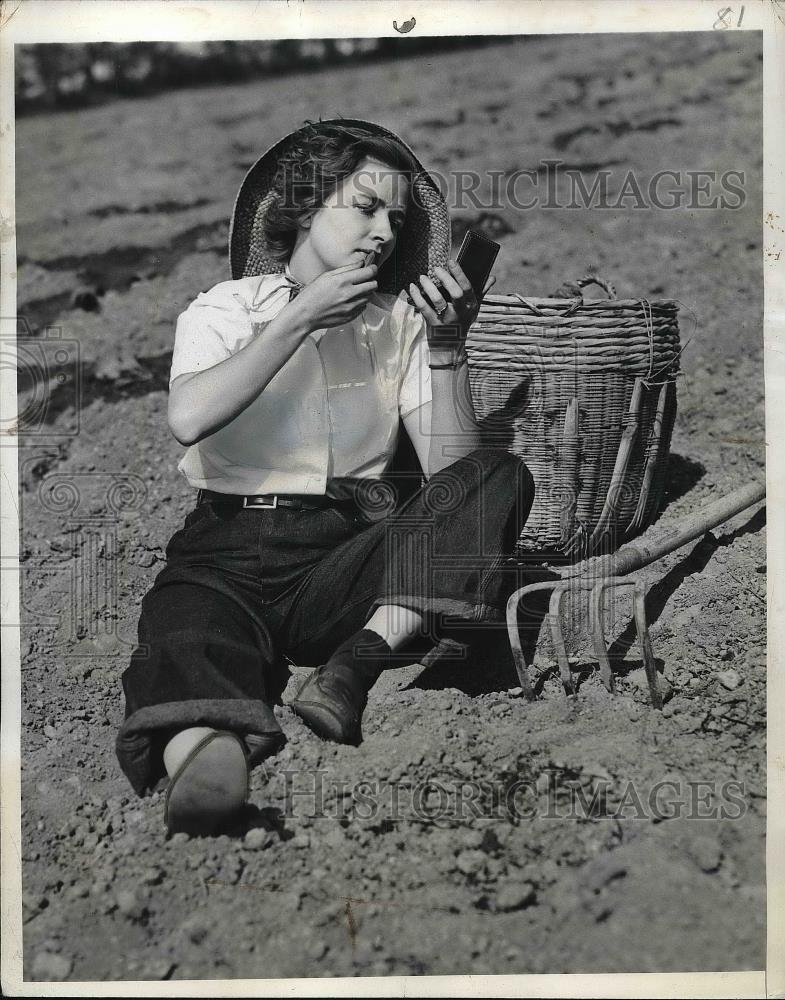 1942 Press Photo Jean Kelly, volunteer farmerette repairs makeup - Historic Images