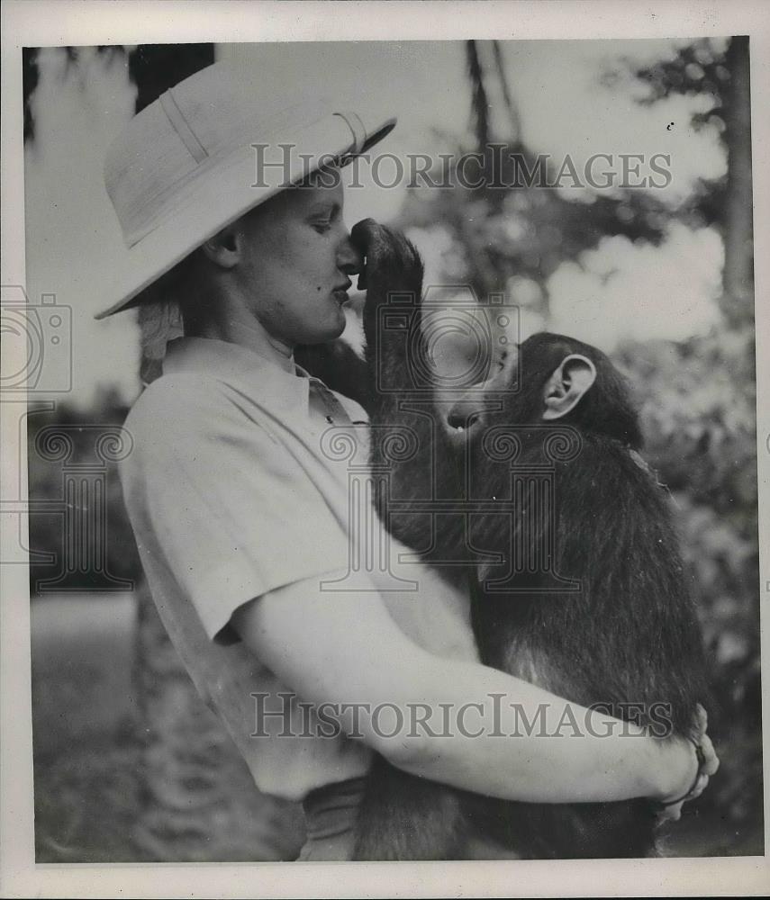 1939 Press Photo Mrs Ray Garner with Chimpanzee - Historic Images