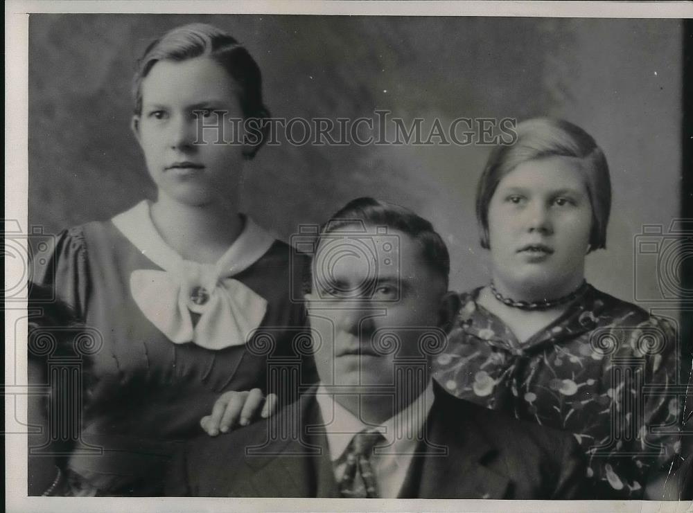 1935 Press Photo Helen Kuhl and Edith Beaten in Bed, Father William Kuhl - Historic Images