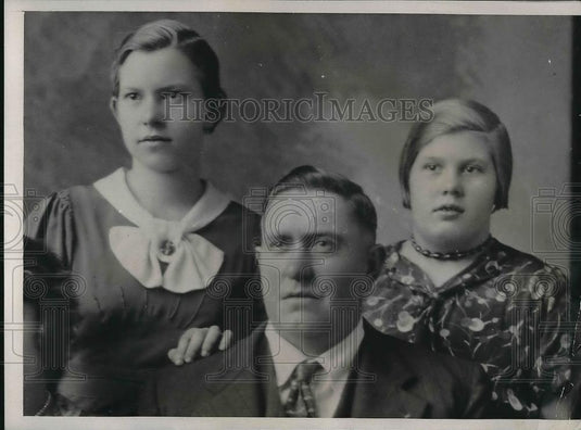 1935 Press Photo Helen Kuhl and Edith Beaten in Bed, Father William Kuhl - Historic Images