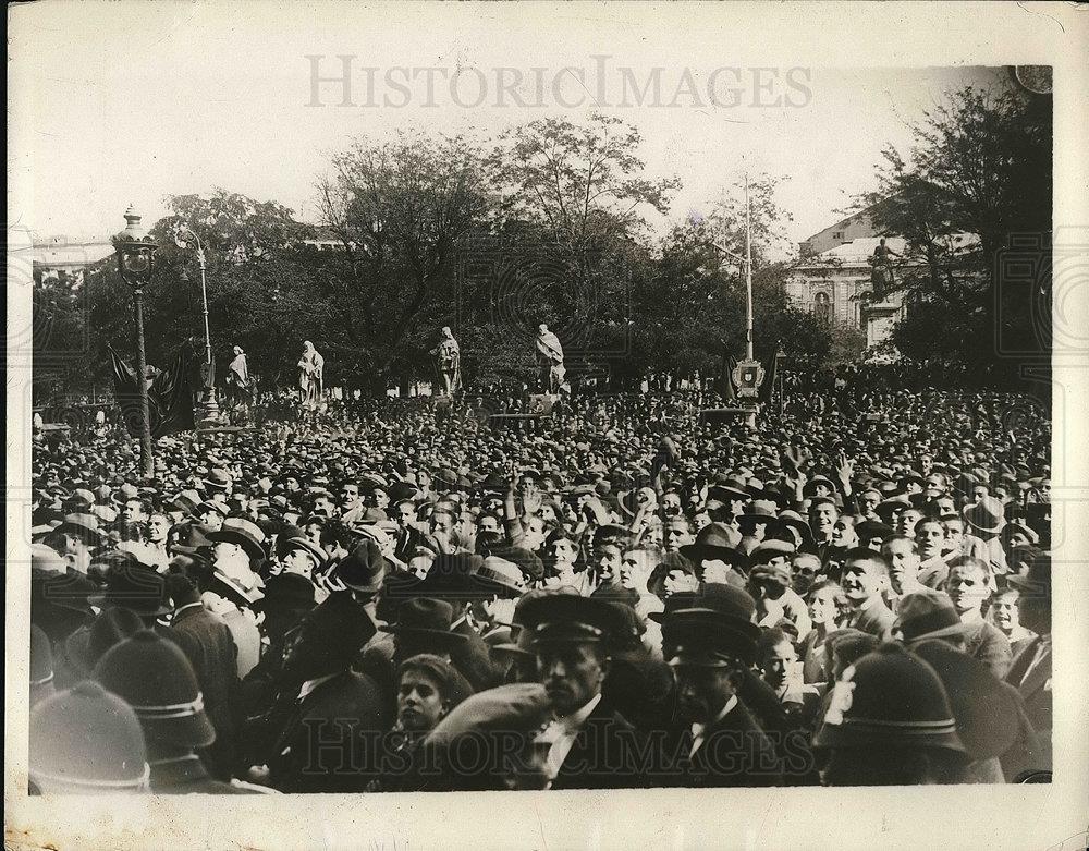 1929 Press Photo Crowd in front of the palace in Madrid shouting welcome to - Historic Images