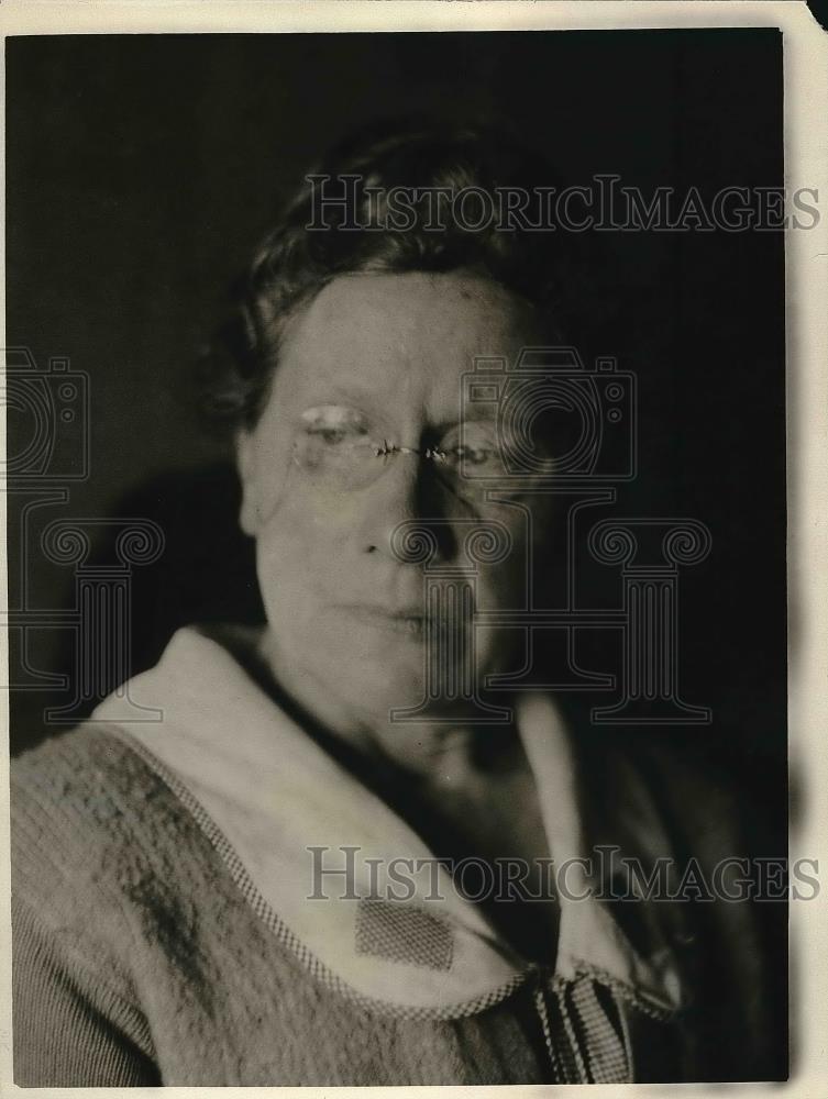 1925 Press Photo Mrs Grace Moore waiting for her son - Historic Images