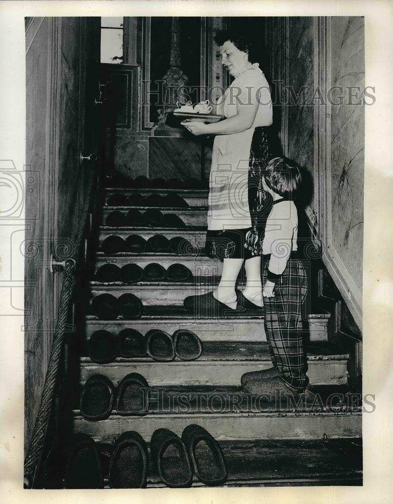 1961 Press Photo Felt Slippers on Steps Tegel Castle in West Berlin - Historic Images