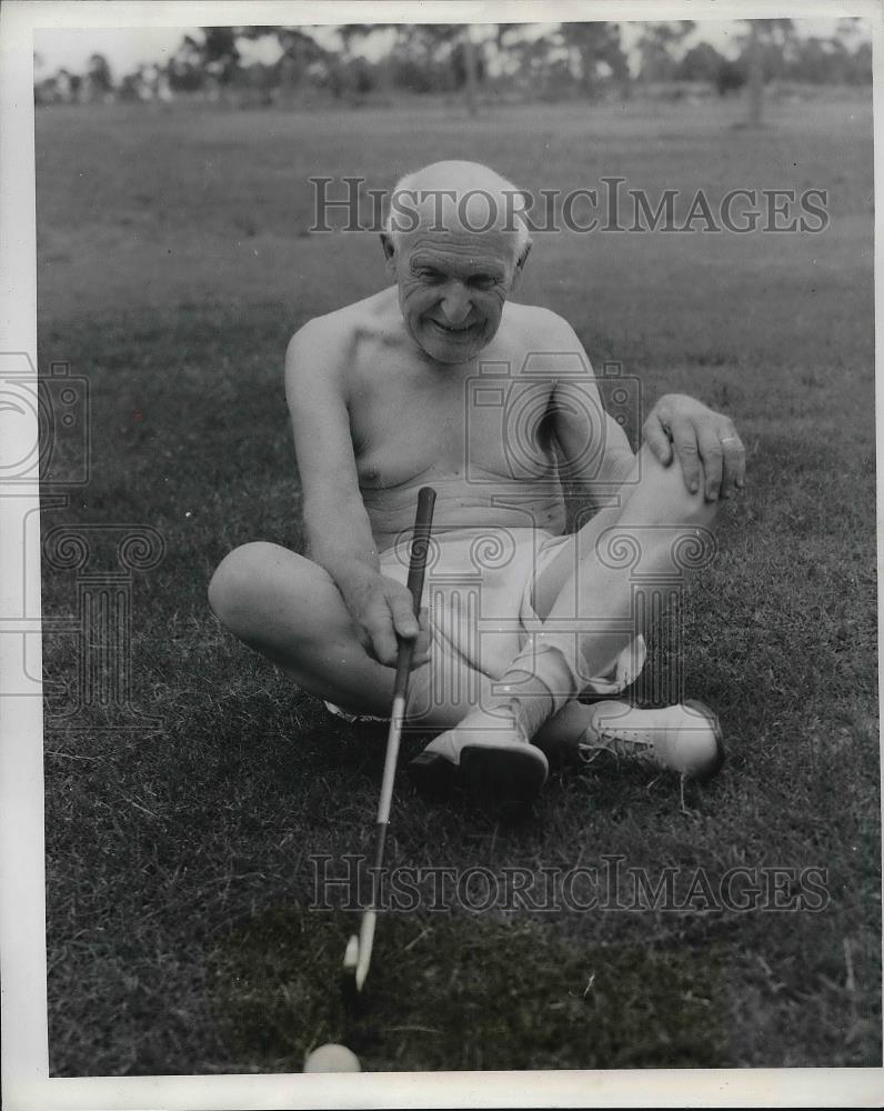 1940 Press Photo "Sunny Jim" Baley playing golf - Historic Images