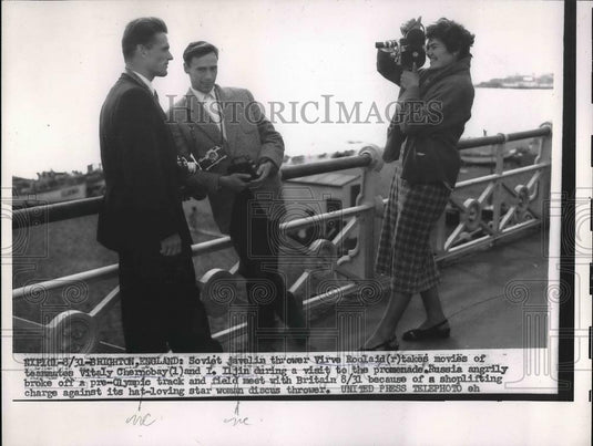 1956 Press Photo Soviet Javelin thrower Virve Roolaid taked movies Teammates. - Historic Images