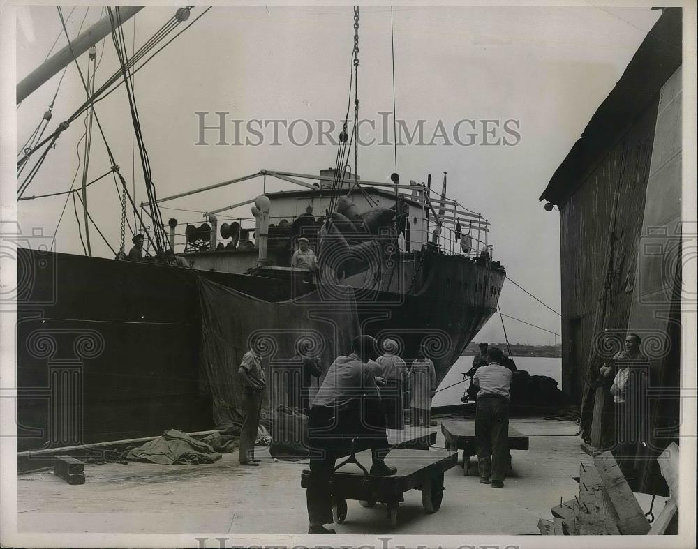 1939 Press Photo Workers unloading sugar from a ship - Historic Images