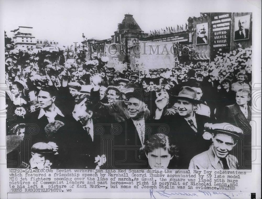 1956 Press Photo Soviet workers at May Day parade in Red Square - Historic Images