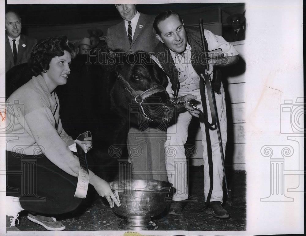 1962 Press Photo Lyle Miller with his wife Shirley and their cow - Historic Images