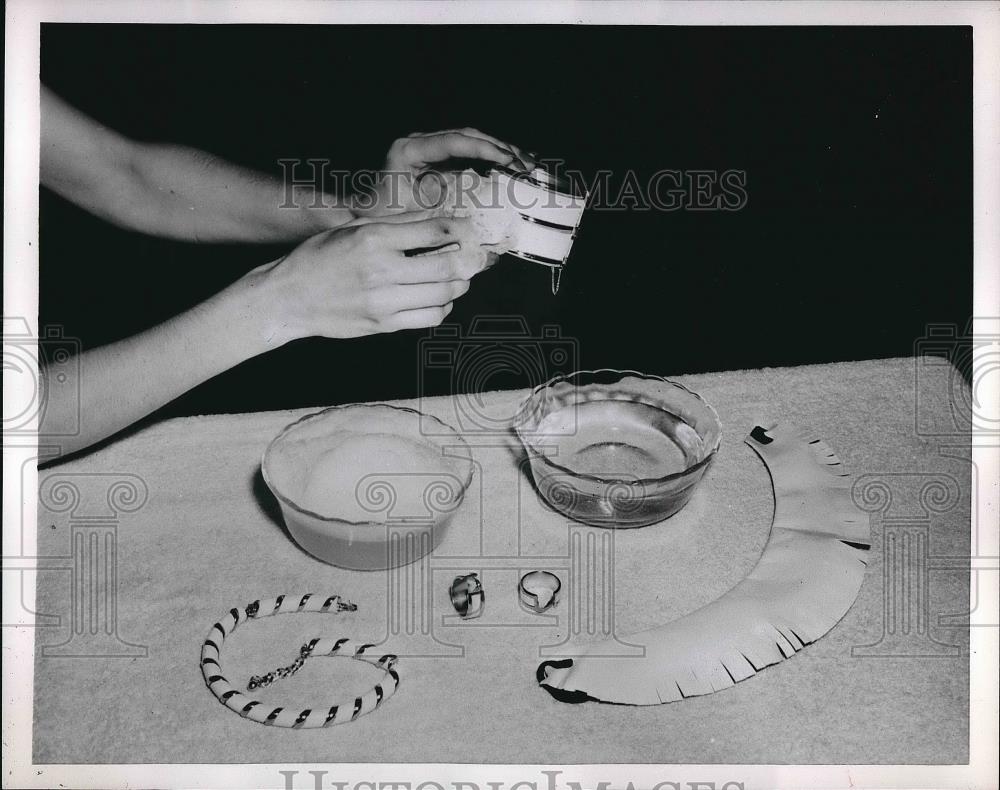 1959 Press Photo Washing and Cleaning White Leather - Historic Images