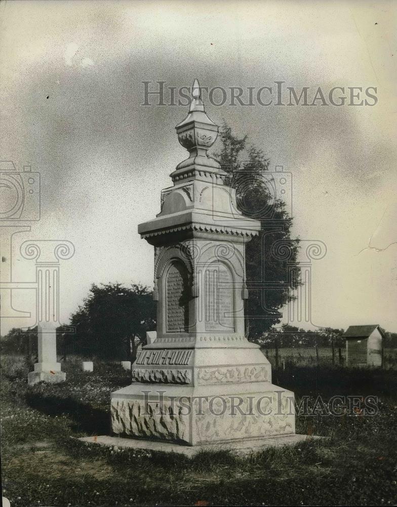 1927 Press Photo Monument At Frances Slocum Grave Adjoining Bundy Farm - Historic Images